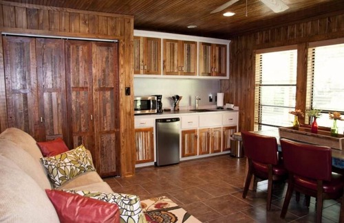 Uvalde Bed & Breakfast | Live Oaks Bed and Breakfast