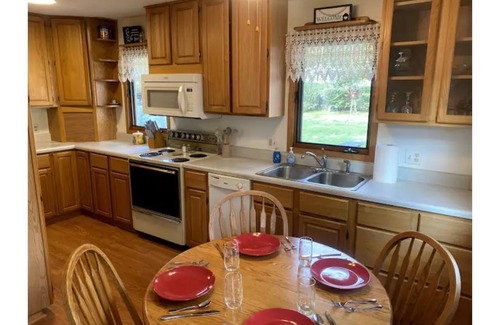 Indianola House | Lively Cottage 2 King Beds 4 Bed 2 Bath