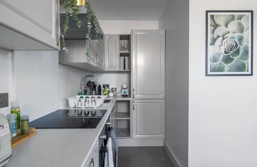 Didcot Apartment | LiveStay-Stylish 2Bed Apartment in Oxfordshire*1
