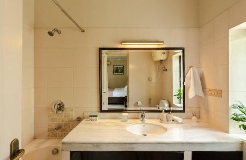 DLF Phase 1 House | Livistay - A luxury Homestay