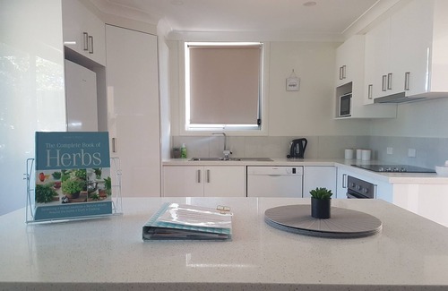 Cessnock Cottage | Livy Lou's Cottage - 3 bedrooms with modern cosy interior, PETS WELCOME!