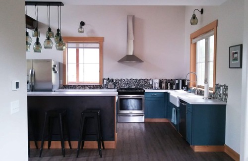 Gardiner House | Located 10 miles north of Yellowstone Park.