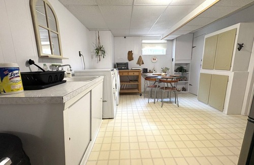 Laval Apartment | Located in a beautiful and quite residential area in the heart of Laval.