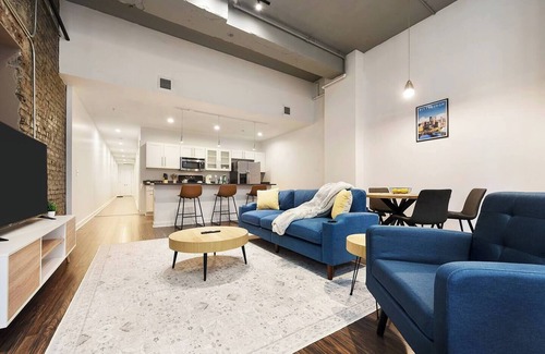 Cultural District Apartment | Located in the heart of the lively Cultural District, our spacious and stylish loft offers both elegance and convenience. Enjoy modern luxury just a brief drive from the energy of Steelers Stadium.