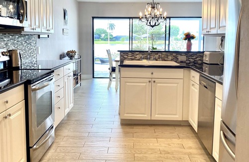 Kings Lake House | Located near downtown, restaurants and the beach !