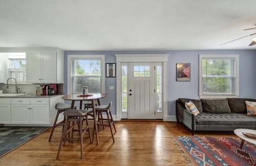 Woodbine House | Location! 4 Miles to Broadway! Sleeps 4