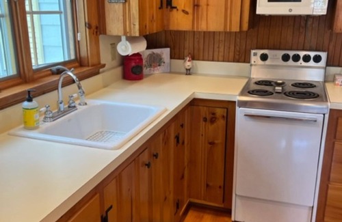 Scituate Cottage | Location - 5 houses away from Museum Beach!