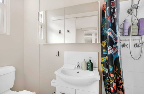 Woolloomooloo Apartment | Location and lifestyle in a cute luxe studio with stunning city views