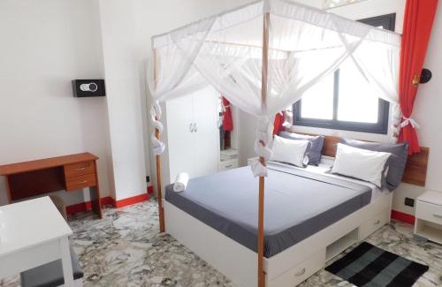 Antsiranana Apartment | LOCATION Apparts Meublés à VILLA LOUIS batiment blanc 3 étages situé à proximité de la Pharmacie Henintsoa ! CLASS ! Le T2 à 25euros 50m2 Le T3 à 35euros 75m2 au Centre-Ville Diego-Suarez au Nord de Madagascar