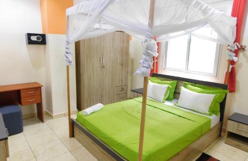 Antsiranana Apartment | LOCATION Apparts Meublés à VILLA LOUIS batiment blanc 3 étages situé à proximité de la Pharmacie Henintsoa ! CLASS ! Le T2 à 25euros 50m2 Le T3 à 35euros 75m2 au Centre-Ville Diego-Suarez au Nord de Madagascar