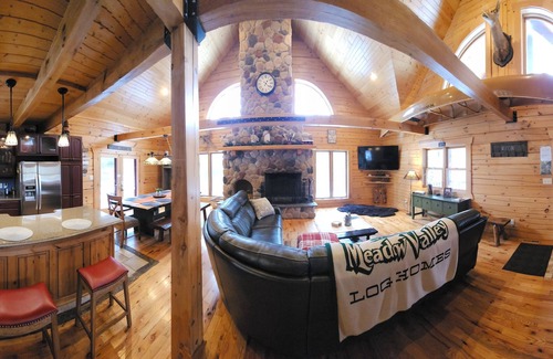 Lyndon Station Cabin | 🏞Location* Beautiful Custom Log Cabin By Dells,next to WI River*Ski*Fireplace🏕