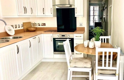 Poole House | * LOCATION * LOCATION * LOCATION * ONLY 5 MINUTES WALK TO POOLE QUAY *