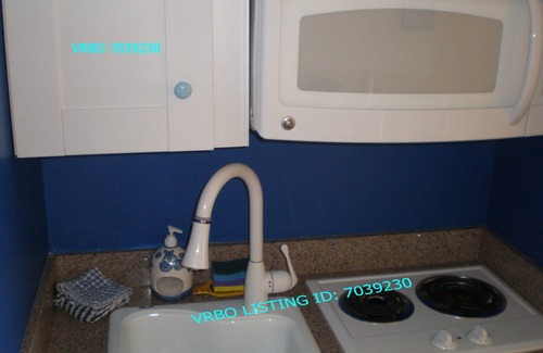 Golden Beach Apartment | LOCATION! LOCATION! Lovely Venice Villa - 2 min walk to beach!