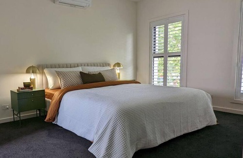 South Albury Apartment | Location & luxury 2BR 2 Bath