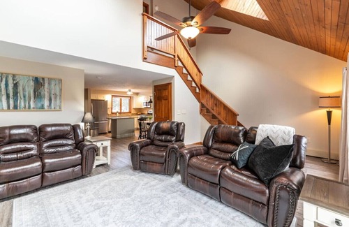 Intervale House | Location, pool, games, king bed!