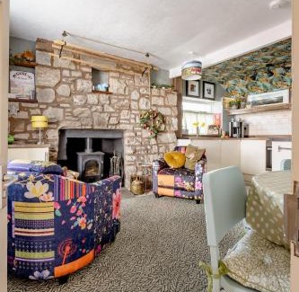 Drumnadrochit House | Loch Ness village cottage for 2 with free parking & pets welcome
