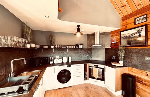 Foyers Cabin | Lochnagar: luxury Loch Ness lodge, hot tub & sauna
