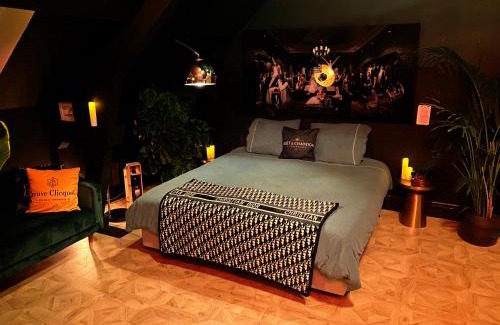 South Antwerp Apartment | LoCo Paradiso - Two kingsize beds, outdoor terrace, DJ booth, bar, cinema, bathtub, kitchen, airco