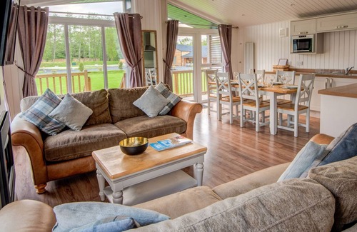 Errol Cottage | LODGE 1 - SILVER BIRCH, family friendly, with hot tub in Errol