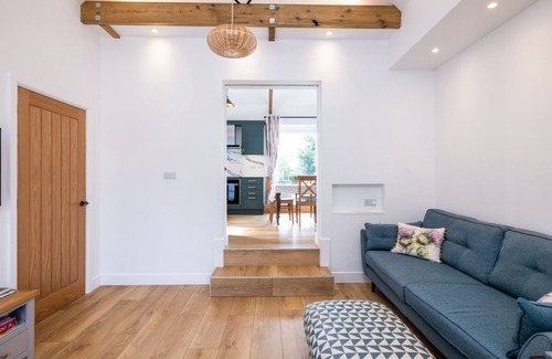 Pevensey House | Lodge Cottage - Farm Estate with Private Lake & Reservoir