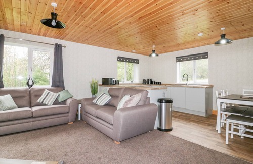Grampound Cottage | LODGE THREE, family friendly, with a garden in Summercourt