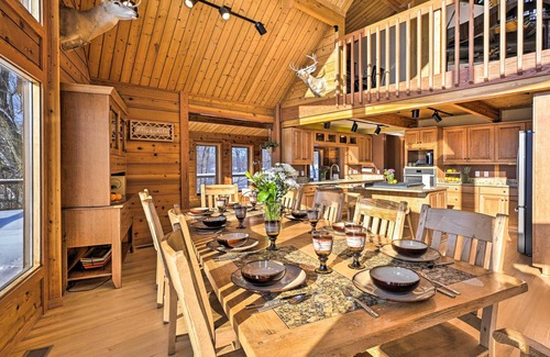 Merrimac House | Lodge w/Indoor Pool along Devil's Lake Park!