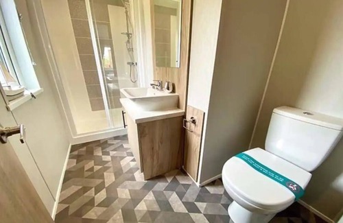 Woodhorn Cabin | Lodge with a Sea View and Private Parking, Full Bathroom and En Suite