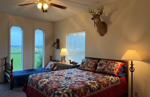 Adair Cabin | Lodge with fishing & guided hunts available! Minutes from Tulsa & Grand Lake!