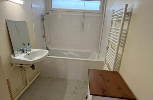 Lisieux Apartment | Loft calme sur la rivière avec parking