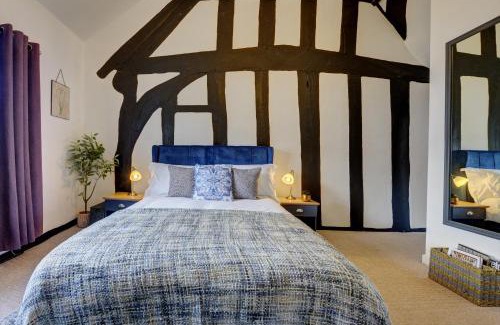 Henley-in-Arden Apartment | Loft Cottage by Spa Town Property - 2 Bed Tudor Retreat Near to Stratford-upon-Avon, Warwick & Solihull