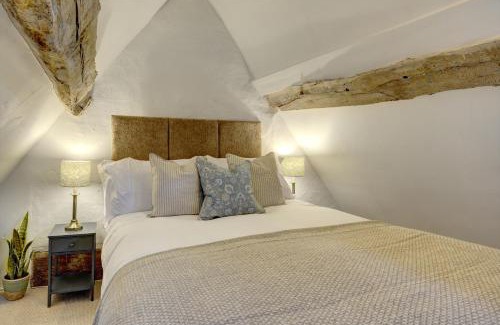Henley-in-Arden Apartment | Loft Cottage by Spa Town Property - 2 Bed Tudor Retreat Near to Stratford-upon-Avon, Warwick & Solihull