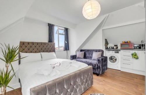 Hendon Apartment | Loft Studio - Free Toiletries, Snacks, 25 Min Wembley & Central London, Free Parking, Pets welcome