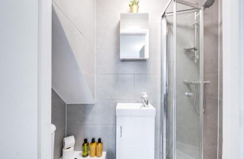 Hendon Apartment | Loft Studio - Free Toiletries, Snacks, 25 Min Wembley & Central London, Free Parking, Pets welcome