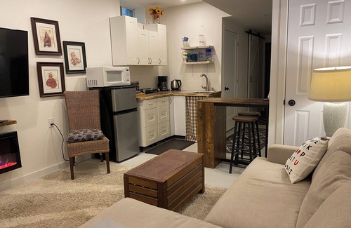 Upper Beaches House | LOFTY BASEMENT APARTMENT BY BEACH