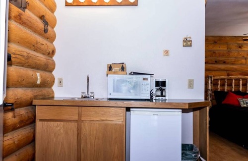 Big Sandy Cabin | Log cabin in the National Forest, full restaurant/bar on site, near ski lift.n