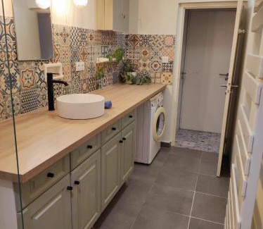 Charmes-sur-Rhone Apartment | Logement cosy verdoyant RDC avec piscine