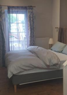 Retournac Bed & Breakfast | logement indépendant attenant à une maison dans grand jardin