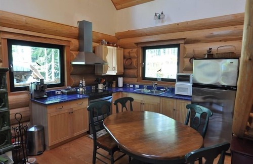 Upper Squamish House | Loghouse Lodge with Glacier View and Private Natural Swimming Pond