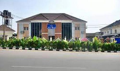Makurdi Cabin | Lois Hotels - Golden Room