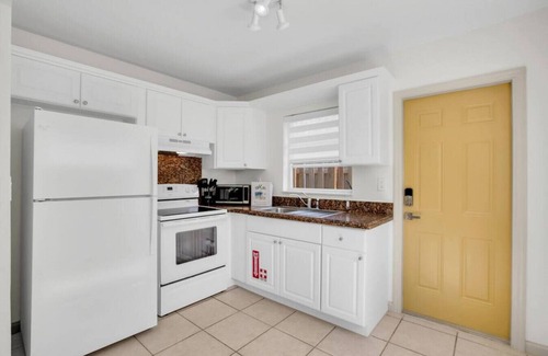 River Oaks Villa | LoKal Rental 2AB - Tropical Villa near Downtown