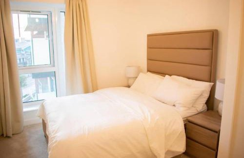 Whittington Apartment | London - Apartment - Sleeps 2 - Garden - Pool