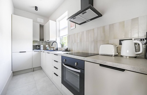 Grange Apartment | London Calling 3 bed 3 baths 5 mins from train into City