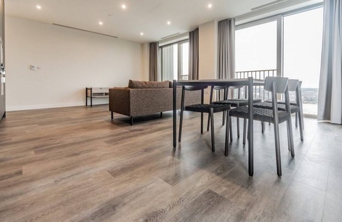Stratford and New Town Apartment | London East Village Apartment with City Views