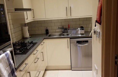 Clayhall Apartment | London Luxury 1 bed Flat 1 min Walk to Redbridge Tube Station, Parking, Aircon