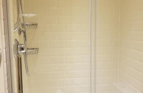 Valentines Apartment | London Luxury 1 bed flat 4 mins to Ilford Stn - kitchen, garden, parking, WiFi