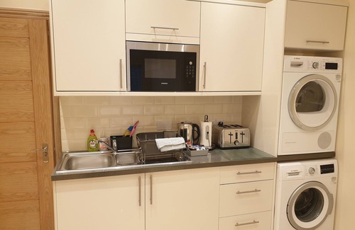 Valentines Apartment | London Luxury 2 bed studio 5 min to Ilford Stn FREE parking