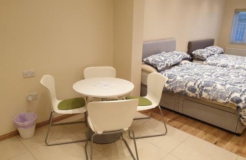 Valentines Apartment | London Luxury 2 bed studio 4 mins from Ilford Stn - FREE parking, WiFi, garden access