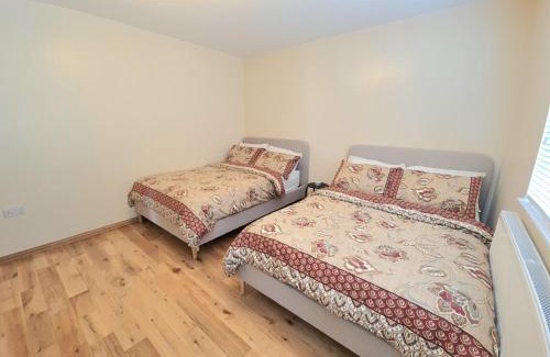 Southgate Apartment | London Luxury 2 Bedroom Flat Sleeps 8 free parking