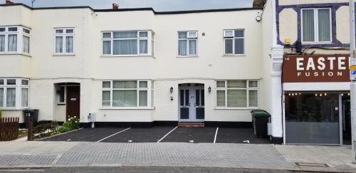 Clayhall Apartment | London Luxury 3 Bedroom Flat 1min walk from Underground, with FREE PARKING Sleeps x10