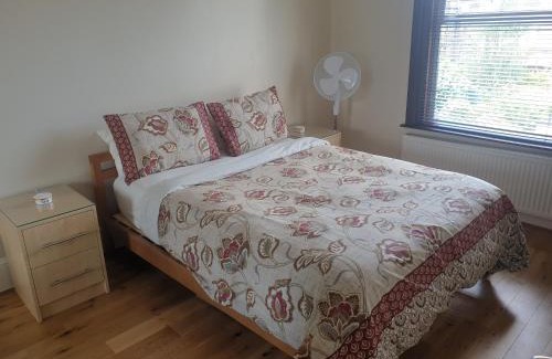 Clayhall Apartment | London Luxury Apartments 1min walk from Underground, with FREE PARKING FREE WIFI